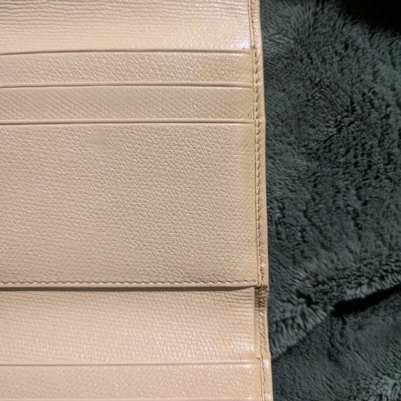 SALE CHANEL AUTHENTIC Cream Leather Compact Wallet with CC Logo Very Beautiful! - Picture 6 of 14